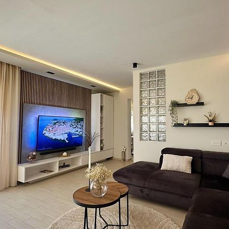 Apartments Matea Тисно Екстериор снимка